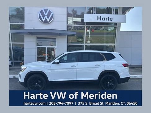 Certified 2024 Volkswagen Atlas SE w/ Black Wheel Package AWD/4WD image 1