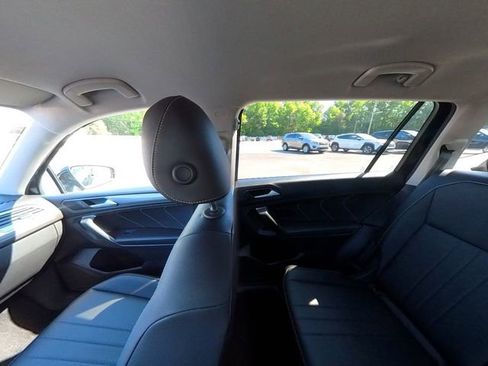 Used 2022 Volkswagen Tiguan SE AWD/4WD image 31
