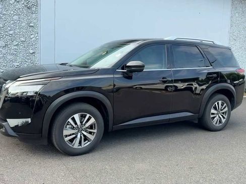 Certified 2023 Nissan Pathfinder SL image 2