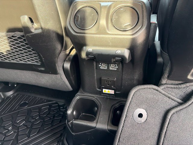 Used 2025 Jeep Gladiator Rubicon w/ Convenience Group AWD/4WD image 15
