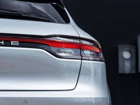 Certified 2025 Porsche Macan image 14