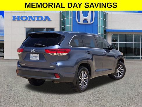 Used 2018 Toyota Highlander XLE FWD image 3