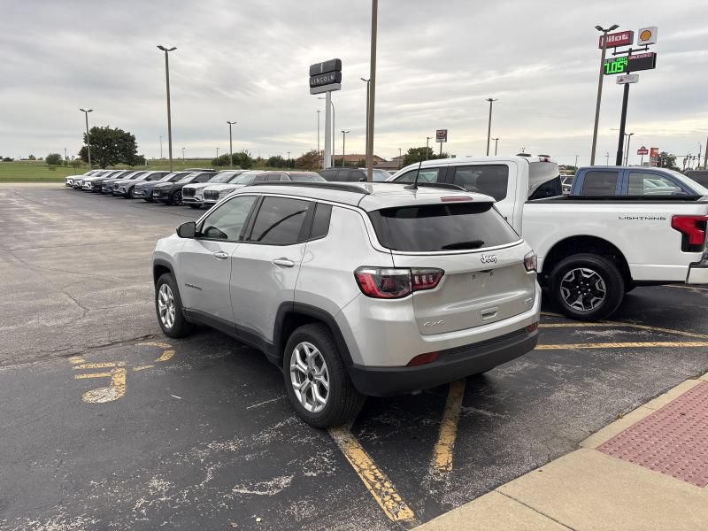 Used 2025 Jeep Compass Latitude AWD/4WD image 3