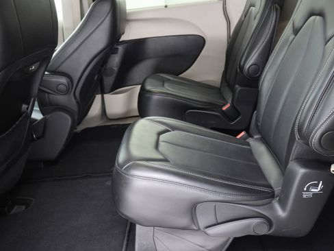 Used 2024 Chrysler Pacifica Touring-L image 9