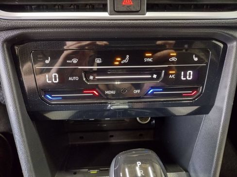 Certified 2025 Volkswagen Taos SE AWD/4WD image 28