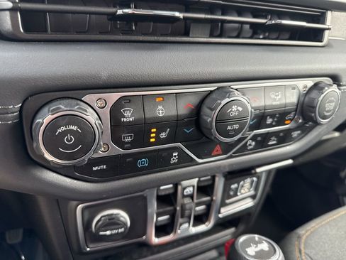 Used 2025 Jeep Wrangler Unlimited Sahara w/ Safety Group image 21