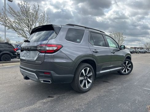 Used 2025 Honda Pilot Touring image 10