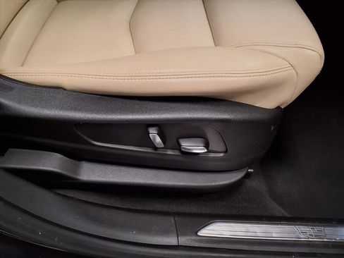 Used 2017 Cadillac XT5 FWD image 11