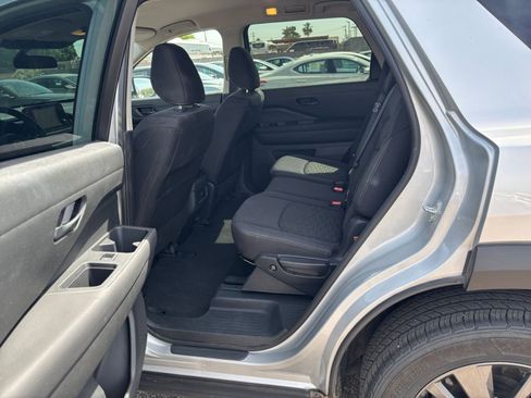 Used 2025 Nissan Pathfinder SV FWD image 27