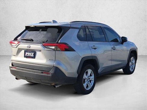Used 2021 Toyota RAV4 XLE w/ Convenience Package FWD image 5