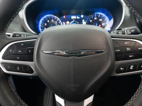 Used 2025 Chrysler Pacifica Select FWD image 12
