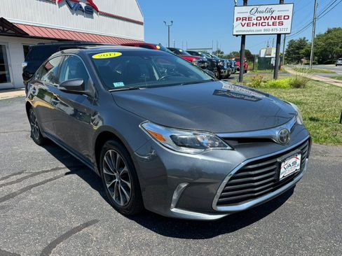Used 2017 Toyota Avalon XLE Premium w/ All Weather Liner Package FWD image 5