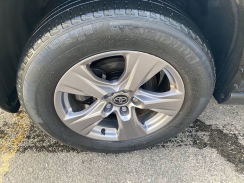 Used 2022 Toyota RAV4 XLE AWD/4WD image 31