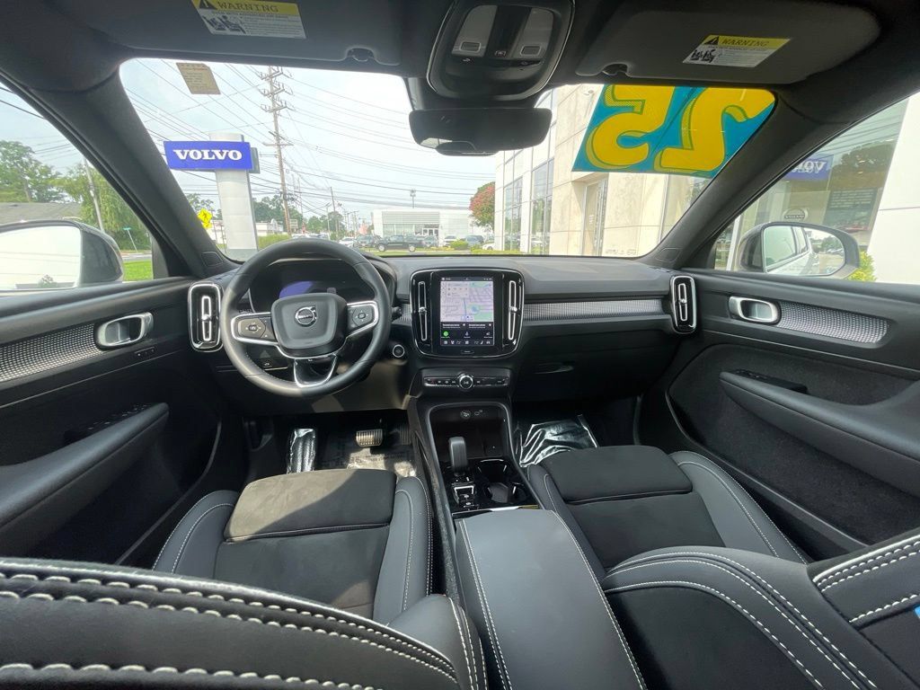 Used 2025 Volvo XC40 B5 Plus AWD/4WD image 18
