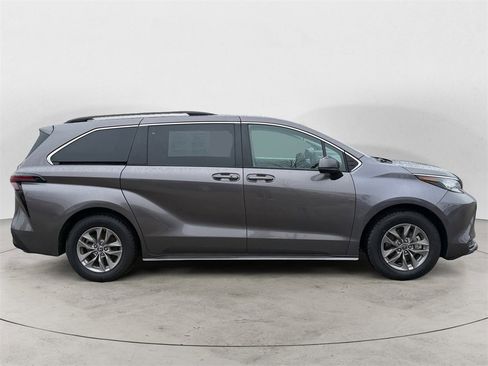 Used 2023 Toyota Sienna LE image 6