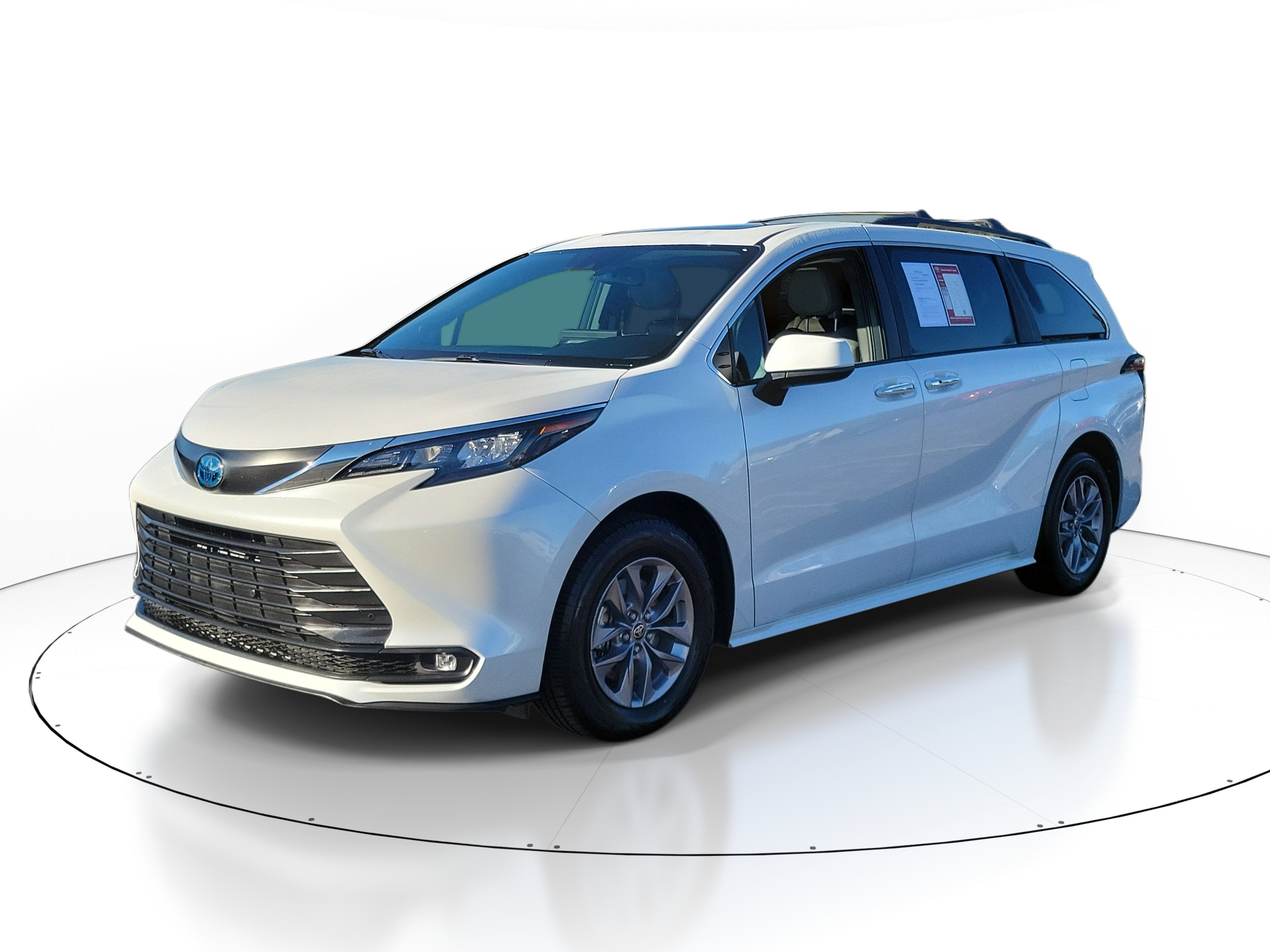 Used 2025 Toyota Sienna XLE w/ XLE Plus Package FWD image 2