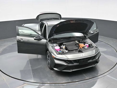 Used 2025 Hyundai Elantra SEL FWD image 39