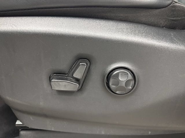 Used 2023 Chrysler Pacifica Touring-L FWD image 10