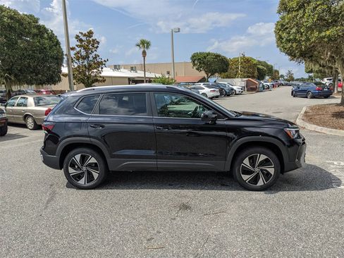 Used 2025 Volkswagen Taos SE image 3