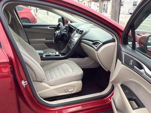 Used 2019 Ford Fusion SE image 25