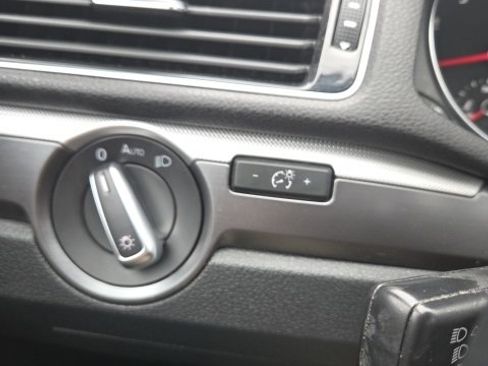 Used 2016 Volkswagen Passat 1.8T R-Line w/ R-Line Lighting Package image 9