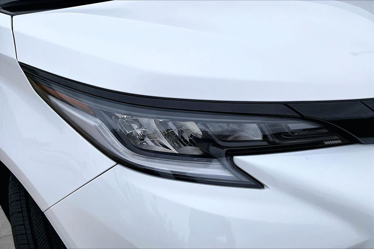 Used 2025 Toyota Sienna XSE FWD image 28