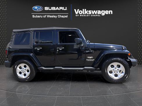 Used 2015 Jeep Wrangler Unlimited Sahara w/ Connectivity Group AWD/4WD image 8
