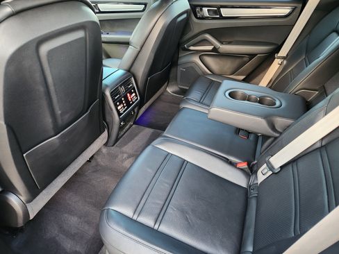 Used 2023 Porsche Cayenne Platinum Edition image 29