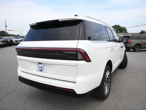 Used 2025 Lincoln Navigator Reserve AWD/4WD image 8