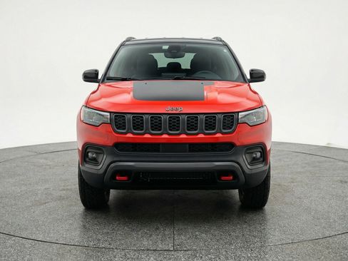 Used 2025 Jeep Compass Trailhawk image 2