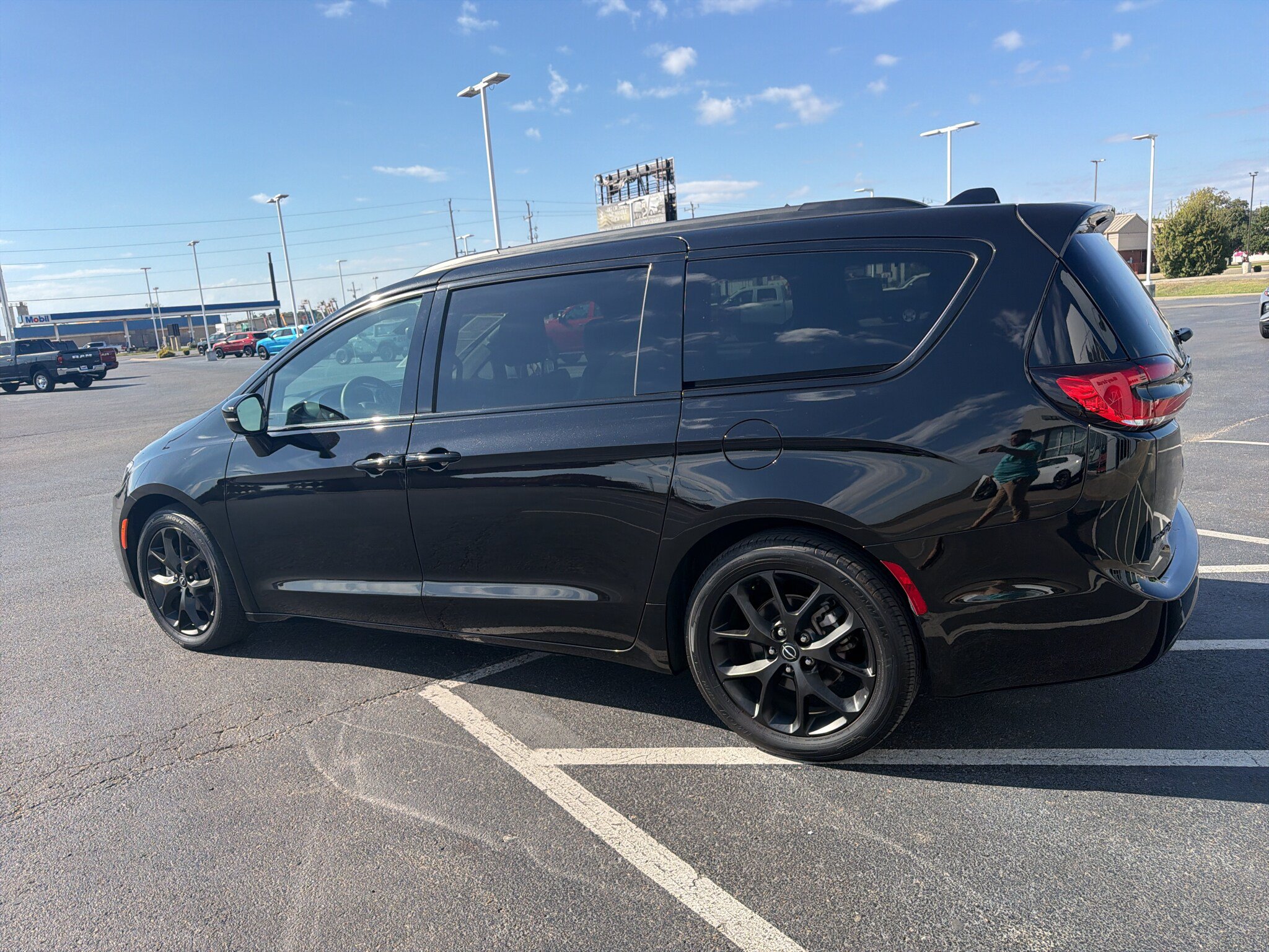 Used 2025 Chrysler Pacifica Limited FWD image 7