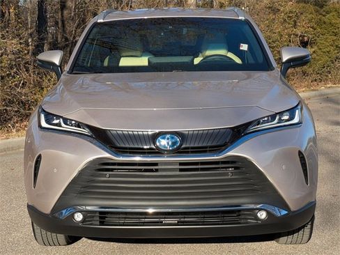 Used 2024 Toyota Venza XLE image 9