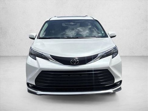 Certified 2026 Toyota Sienna XLE FWD image 2