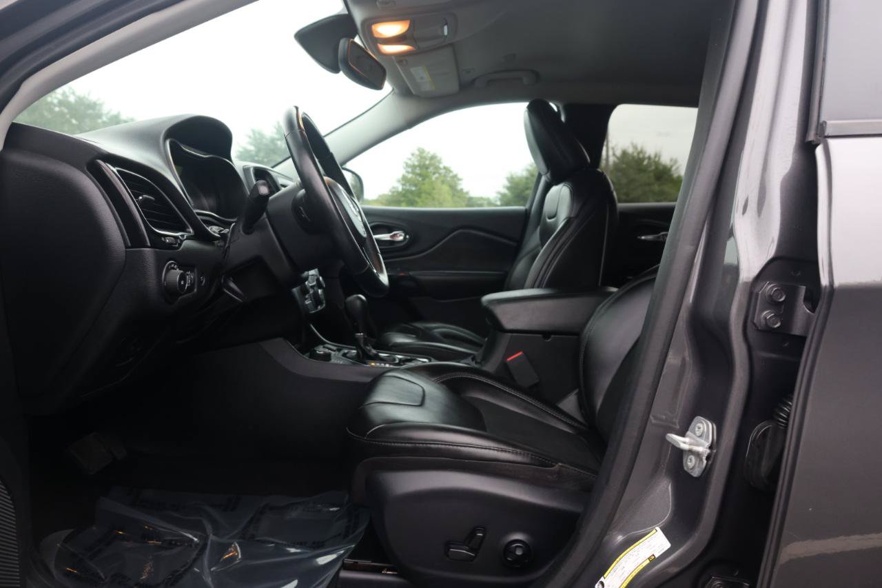 Used 2019 Jeep Cherokee Latitude Plus AWD/4WD image 28