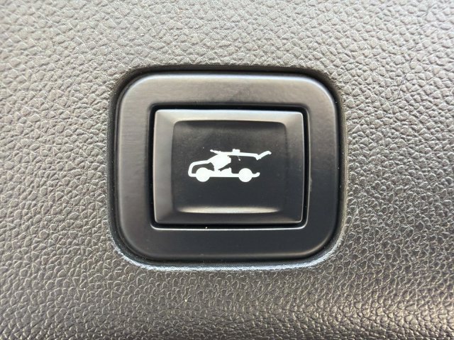 Used 2022 Cadillac Escalade ESV Sport Platinum w/ Heavy-Duty Trailer Package AWD/4WD image 22