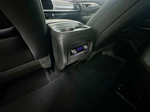Used 2025 Chevrolet Traverse LT image 27