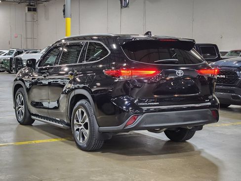 Used 2022 Toyota Highlander XLE FWD image 11