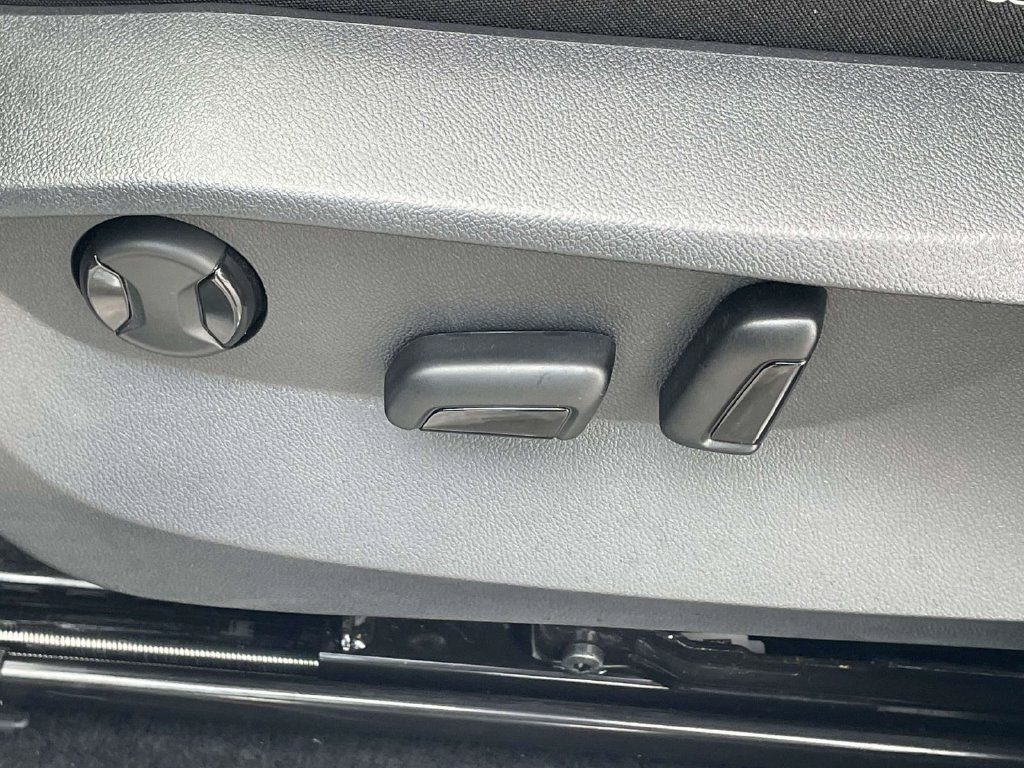 Certified 2023 Volkswagen Taos SE FWD image 17