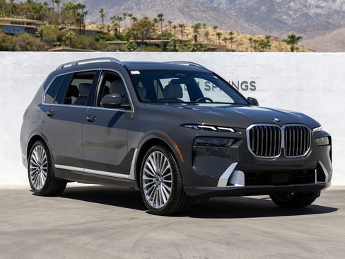 Used 2024 BMW X7 xDrive40i w/ Parking Assistance Package AWD/4WD image 2