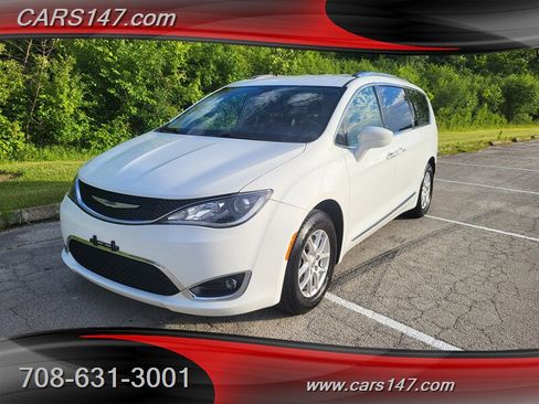 Used 2020 Chrysler Pacifica Touring-L FWD image 1