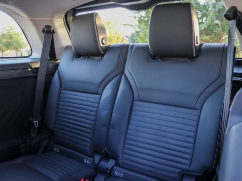 Used 2017 Land Rover Discovery First Edition image 19