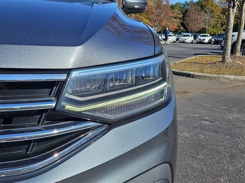 Used 2022 Volkswagen Tiguan SE w/ Panoramic Sunroof Package image 9