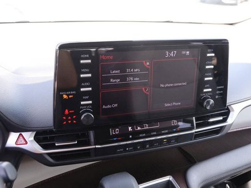 Used 2024 Toyota Sienna LE FWD image 16