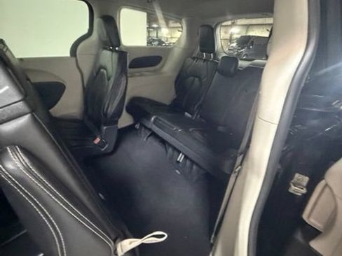 Used 2023 Chrysler Pacifica Touring-L FWD image 27