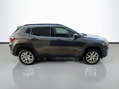 Used 2023 Jeep Compass Latitude image 5