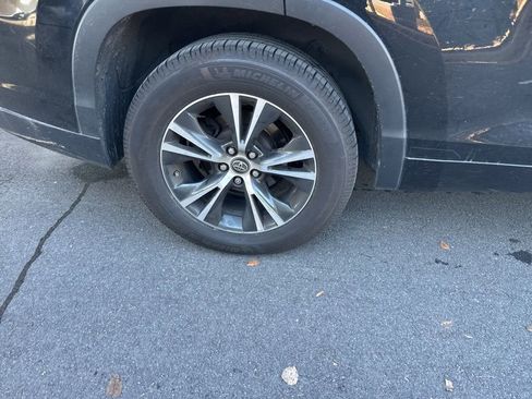 Used 2018 Toyota Highlander LE image 3