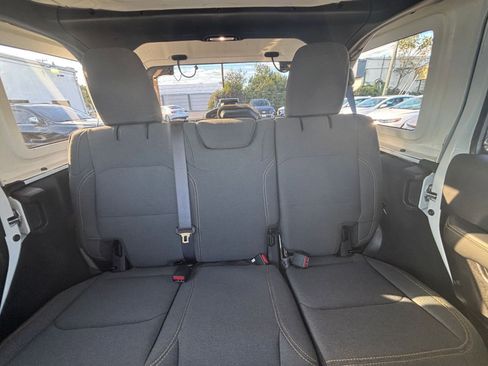 Used 2025 Jeep Wrangler Sahara image 37
