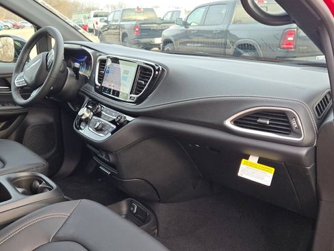 New 2026 Chrysler Pacifica Select AWD/4WD image 9
