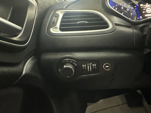 Used 2015 Chrysler 200 Limited w/ Convenience Group FWD image 43