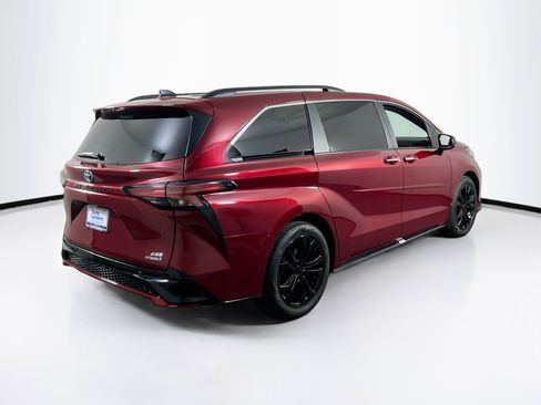 Used 2024 Toyota Sienna XSE FWD image 5